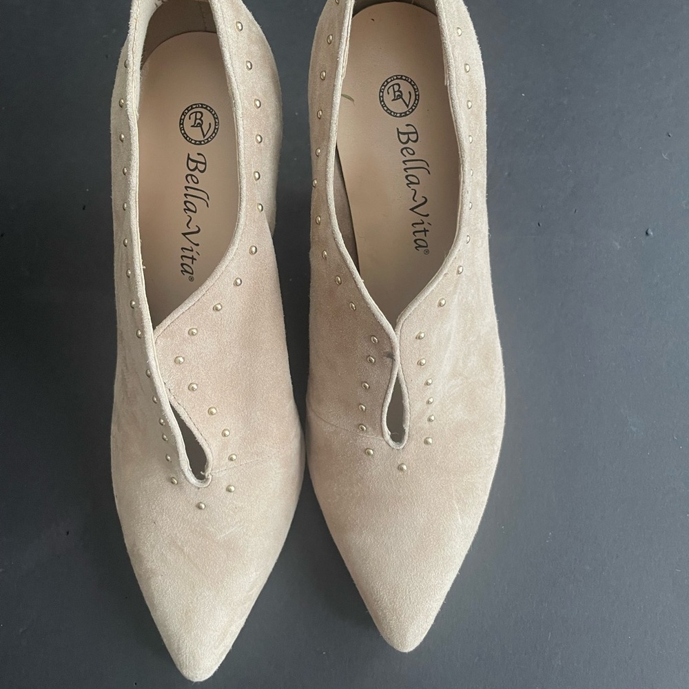 Bella Vita Women's Beige Suede Heels
